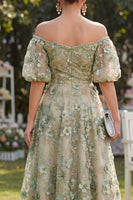 Laden Sie das Bild in den Galerie-Viewer, Off-the-shoulder A-Linie Tüllblau appliquiertes, gerafftes Blumen-Midi-Kleid