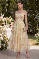 Laden Sie das Bild in den Galerie-Viewer, Hellgelbes Linie mit gerafftem Blumen-Maxi-Kleid von der Schulter