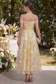 Hellgelbes Linie mit gerafftem Blumen-Maxi-Kleid von der Schulter