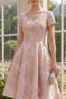 Laden Sie das Bild in den Galerie-Viewer, Blush-A-Linie florales V-Ausschnitt Jacquard Midi-Kleid mit kurzen Ärmeln