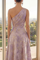 Laden Sie das Bild in den Galerie-Viewer, Staubig-lilafarbenes Flieder mit einer Schulter gerafftes Jacquard-Blumen-Maxikleid