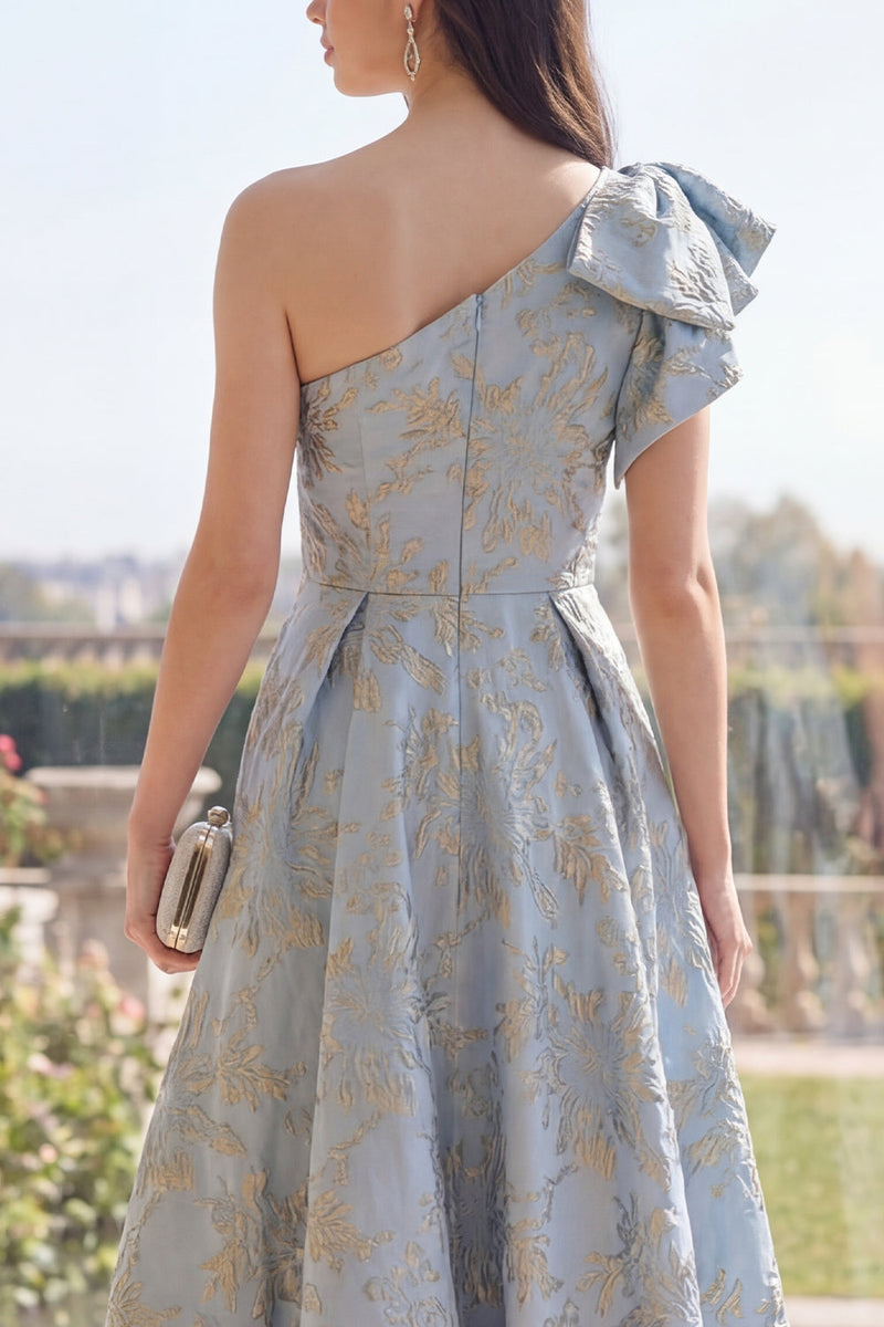 Laden Sie das Bild in den Galerie-Viewer, Staubiges blaues A-Linie-Jacquard-Maxi-Umkleid mit Blumen und Schleife