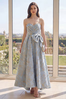 Laden Sie das Bild in den Galerie-Viewer, Staubiges blaues Blumen-Jacquard-Lang-A-Linie Maxikleid mit Schleife
