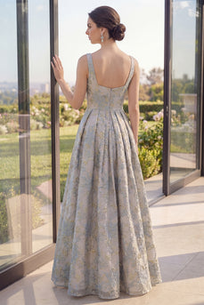 Ein staubiges blaues Jacquard-Maxikleid mit dicken Blumenträgern