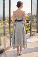 Laden Sie das Bild in den Galerie-Viewer, Staubiges blaues Jacquard-Asymmetrisches V-Ausschnitt-Blumen-Midi-Kleid mit Schleife