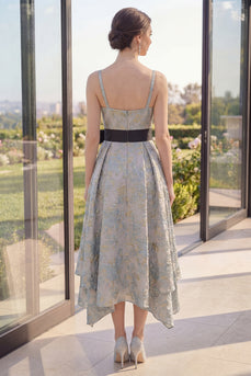 Staubiges blaues Jacquard-Asymmetrisches V-Ausschnitt-Blumen-Midi-Kleid mit Schleife