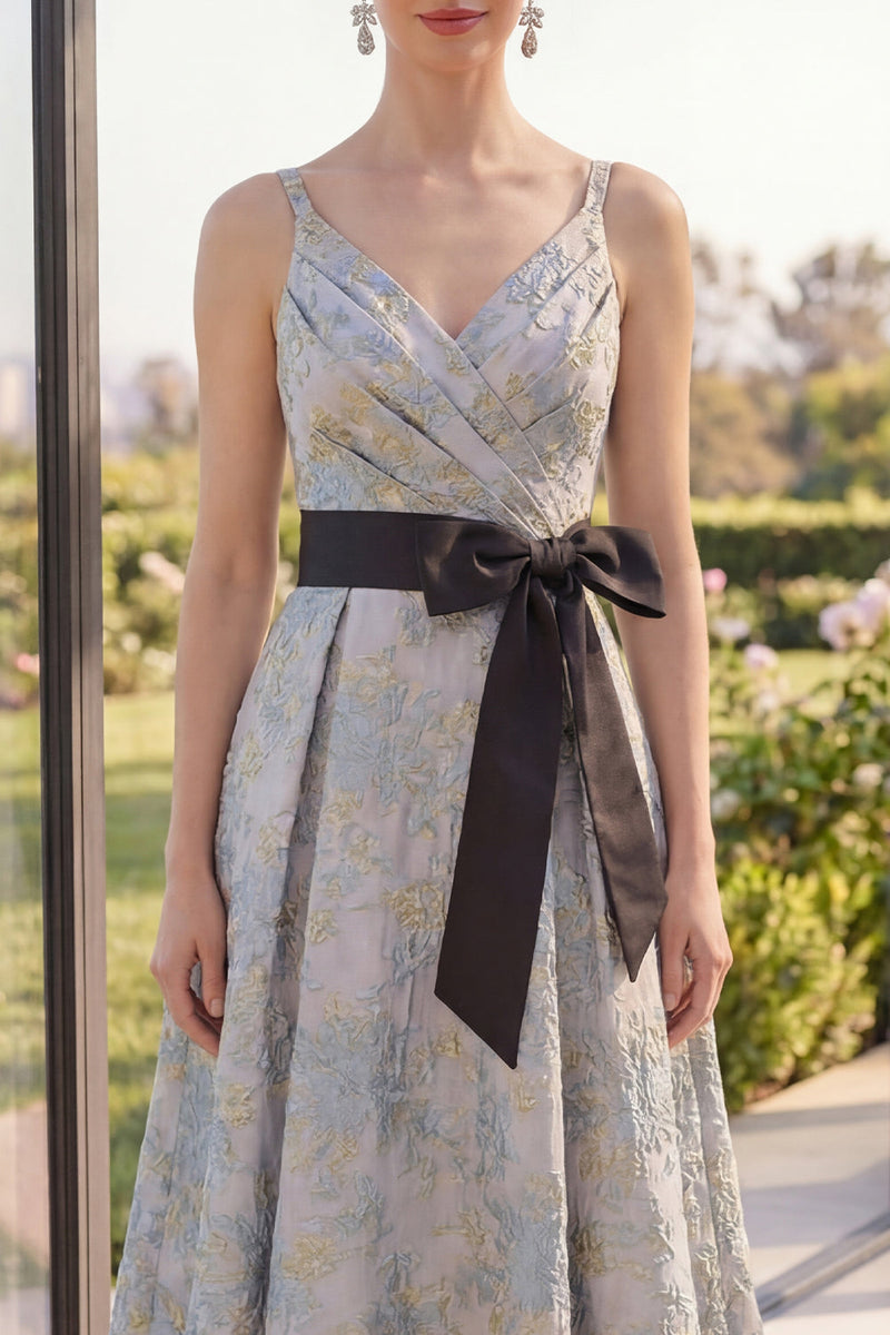Laden Sie das Bild in den Galerie-Viewer, Staubiges blaues Jacquard-Asymmetrisches V-Ausschnitt-Blumen-Midi-Kleid mit Schleife