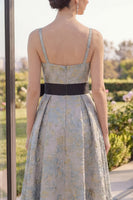 Laden Sie das Bild in den Galerie-Viewer, Staubiges blaues Jacquard-Asymmetrisches V-Ausschnitt-Blumen-Midi-Kleid mit Schleife