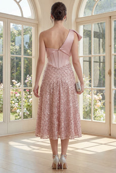 Glitzerndes Einschulter-Rouge mit gerafftem Linien-Midi-Kleid
