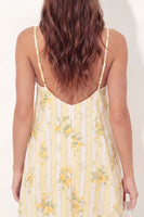 Laden Sie das Bild in den Galerie-Viewer, A-Line gelbes Spaghettiträger-Mini-Abschlusskleid mit Blumenträgern