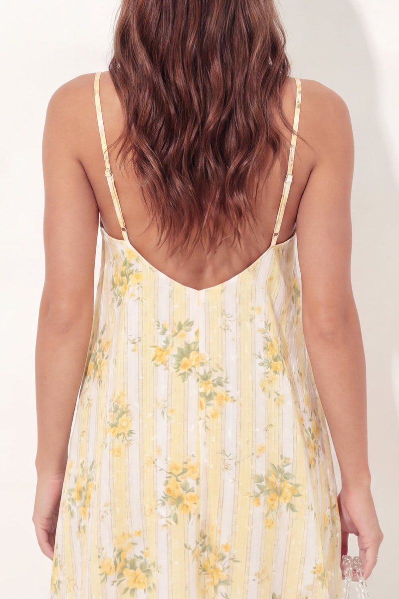 Laden Sie das Bild in den Galerie-Viewer, A-Line gelbes Spaghettiträger-Mini-Abschlusskleid mit Blumenträgern