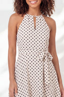 Laden Sie das Bild in den Galerie-Viewer, Weißes schwarzes A-Linien-Neckholder-Mini-Abschlusskleid mit Gürtel
