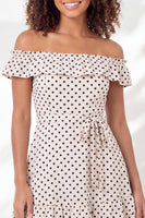 Laden Sie das Bild in den Galerie-Viewer, Schulterloses weißes schwarzes A-Linien-Rüschen-Mini-Abschlusskleid mit Gürtel