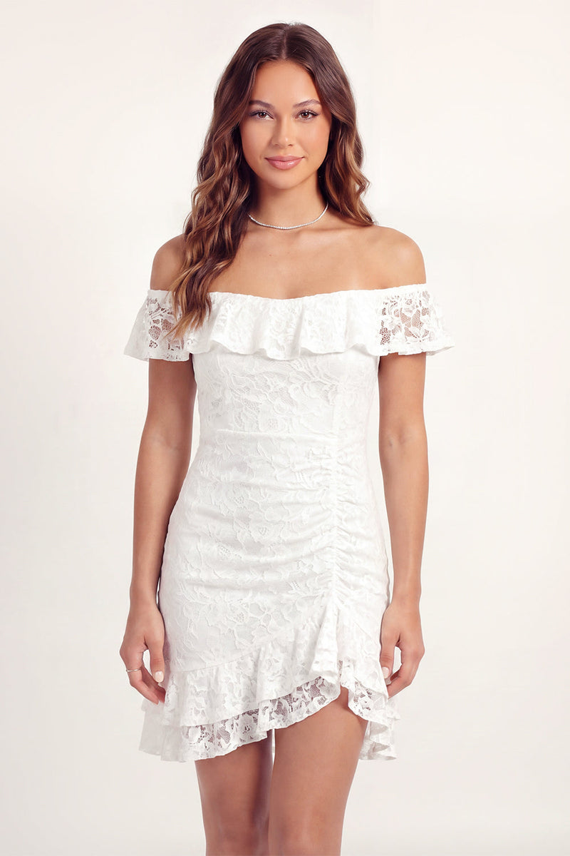 Laden Sie das Bild in den Galerie-Viewer, Schulterfreies Weißes Spitzen Bodycon Mini Standesamt Kleid mit Rüschen