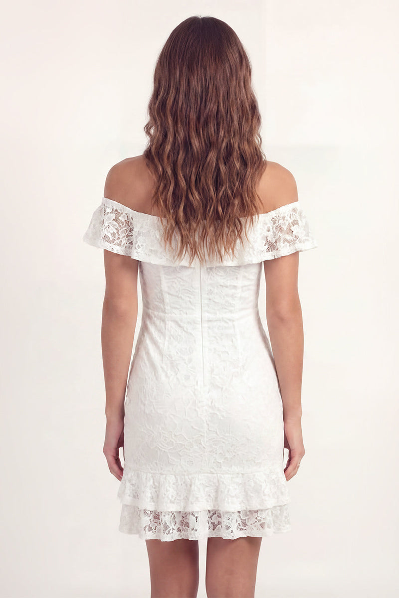 Laden Sie das Bild in den Galerie-Viewer, Schulterfreies Weißes Spitzen Bodycon Mini Standesamt Kleid mit Rüschen