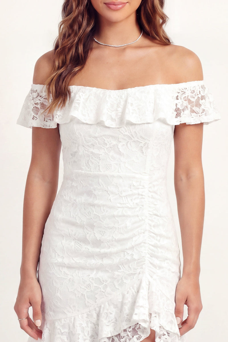 Laden Sie das Bild in den Galerie-Viewer, Schulterfreies Weißes Spitzen Bodycon Mini Standesamt Kleid mit Rüschen