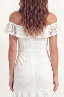 Laden Sie das Bild in den Galerie-Viewer, Schulterfreies Weißes Spitzen Bodycon Mini Standesamt Kleid mit Rüschen