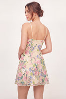 Laden Sie das Bild in den Galerie-Viewer, Tüll-Floral-A-Linie besticktes gelbes Mini-Homecoming-Kleid