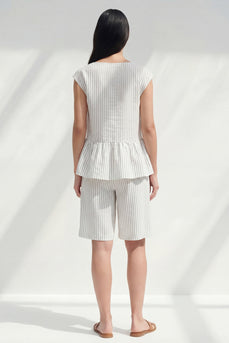 Zweiteilige weiße Bootsausschnitte mit Rüschen und gestreiften Anzügen mit Taschen