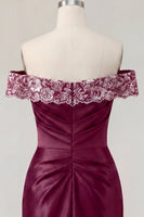Laden Sie das Bild in den Galerie-Viewer, Schulterloses, marineblaues, gesticktes Satin-Bodycon-Bodycon-Homecoming-Kleid