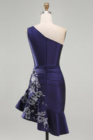 Laden Sie das Bild in den Galerie-Viewer, Einschulter-Marineblaues, satinartiges, gerafftes Bodycon-Mini-Homecoming-Kleid