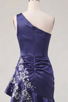 Laden Sie das Bild in den Galerie-Viewer, Einschulter-Marineblaues, satinartiges, gerafftes Bodycon-Mini-Homecoming-Kleid