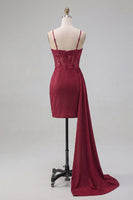 Laden Sie das Bild in den Galerie-Viewer, Burgunder Bodycon-Korsett mit gerafftem Perlen-Homecoming-Kleid und Seitenumhang