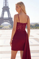 Laden Sie das Bild in den Galerie-Viewer, Burgunder Bodycon-Korsett mit gerafftem Perlen-Homecoming-Kleid und Seitenumhang