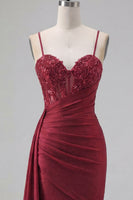 Laden Sie das Bild in den Galerie-Viewer, Burgunder Bodycon-Korsett mit gerafftem Perlen-Homecoming-Kleid und Seitenumhang