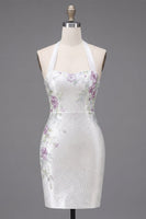Laden Sie das Bild in den Galerie-Viewer, Weißes Neckholder-Bodycon-Blumen-Homecoming-Kleid mit Perlen