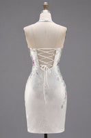 Laden Sie das Bild in den Galerie-Viewer, Weißes Neckholder-Bodycon-Blumen-Homecoming-Kleid mit Perlen