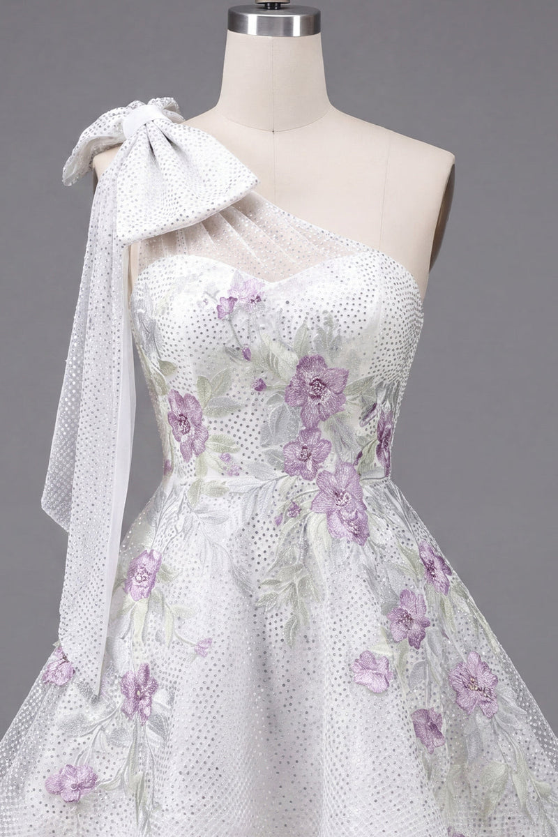 Laden Sie das Bild in den Galerie-Viewer, Ein Schulter-A-Linien weißes, mit Blumen besetztes Homecoming-Kleid mit Schleife