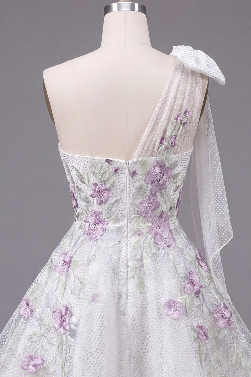 Laden Sie das Bild in den Galerie-Viewer, Ein Schulter-A-Linien weißes, mit Blumen besetztes Homecoming-Kleid mit Schleife