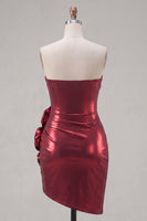 Laden Sie das Bild in den Galerie-Viewer, Metallisch-burgunderrotes, trägerloses Bodycon mit gerafftem Homecoming-Kleid mit 3D-Blumen