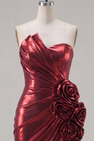Laden Sie das Bild in den Galerie-Viewer, Metallisch-burgunderrotes, trägerloses Bodycon mit gerafftem Homecoming-Kleid mit 3D-Blumen