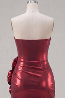 Laden Sie das Bild in den Galerie-Viewer, Metallisch-burgunderrotes, trägerloses Bodycon mit gerafftem Homecoming-Kleid mit 3D-Blumen