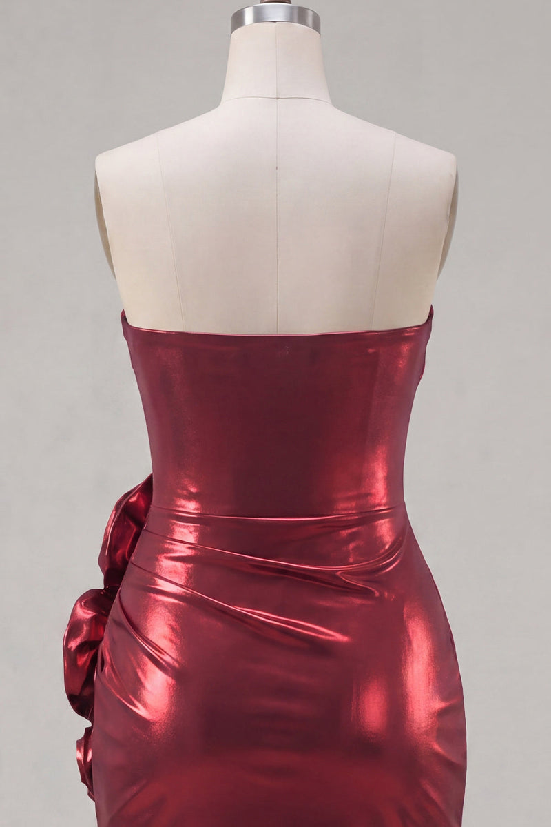 Laden Sie das Bild in den Galerie-Viewer, Metallisch-burgunderrotes, trägerloses Bodycon mit gerafftem Homecoming-Kleid mit 3D-Blumen