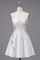 Laden Sie das Bild in den Galerie-Viewer, A-Line Sweetheart weißes Blumen-Homecoming-Kleid mit Perlen
