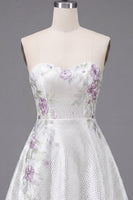 Laden Sie das Bild in den Galerie-Viewer, A-Line Sweetheart weißes Blumen-Homecoming-Kleid mit Perlen