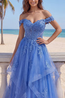 Laden Sie das Bild in den Galerie-Viewer, Off-the-shoulder Tüll-Dunkelblaues A-Linien-Korsett-Applikationskleid mit langem Abschlussballkleid mit Rüschen