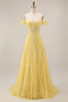 Laden Sie das Bild in den Galerie-Viewer, Off-the-shoulder gelbes Spitzen-Korsett-Applikationskleid mit langer Abschlussball-Appliquierung