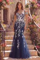 Laden Sie das Bild in den Galerie-Viewer, Marineblaues Meerjungfrauen-Kaltschulter-Tüll-Langballkleid mit Applikationen