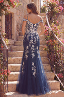 Laden Sie das Bild in den Galerie-Viewer, Marineblaues Meerjungfrauen-Kaltschulter-Tüll-Langballkleid mit Applikationen