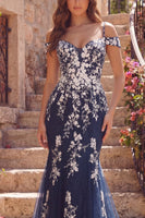 Laden Sie das Bild in den Galerie-Viewer, Marineblaues Meerjungfrauen-Kaltschulter-Tüll-Langballkleid mit Applikationen
