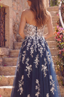 Laden Sie das Bild in den Galerie-Viewer, Marineblaues A-Line Sweetheart Floral-Tüll-Langballkleid