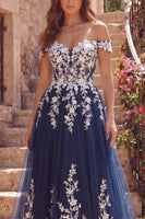 Laden Sie das Bild in den Galerie-Viewer, Marineblaues A-Line-Tüll-Floral-Langballkleid ohne Schulter
