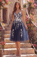 Laden Sie das Bild in den Galerie-Viewer, Navy A-Line Spaghetti-Träger Blumen-Midi-Kleid mit Schlitz