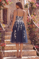 Laden Sie das Bild in den Galerie-Viewer, Navy A-Line Spaghetti-Träger Blumen-Midi-Kleid mit Schlitz
