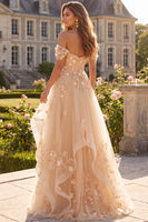 Laden Sie das Bild in den Galerie-Viewer, Champagner A-Linie Off-the-shoulder Florales Korsett Langes Abschlussballkleid mit Rüschen