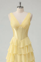 Laden Sie das Bild in den Galerie-Viewer, Buttergelbes Chiffon A-Line V-Ausschnitt-Korsett mit Stufen gerafftes Maxi-Kleid mit Schlitz